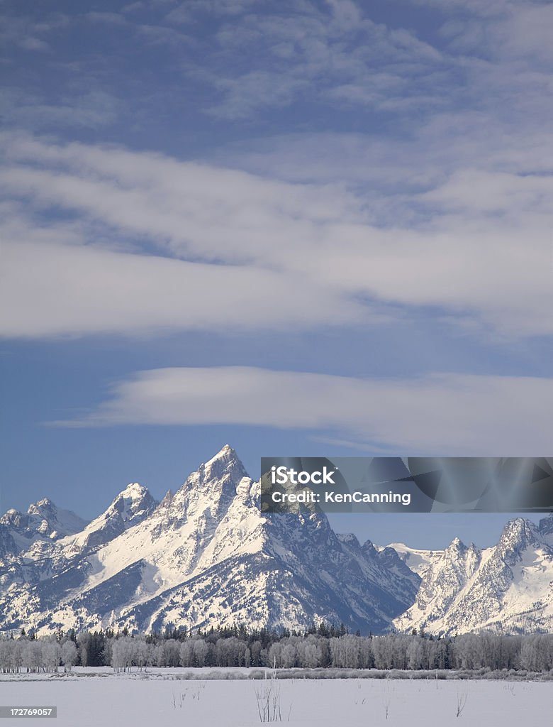 Schneebedeckte Berge und den blauen Himmel im Winter - Lizenzfrei Berg Stock-Foto