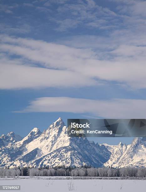 Schneebedeckte Berge Und Den Blauen Himmel Im Winter Stockfoto und mehr Bilder von Berg