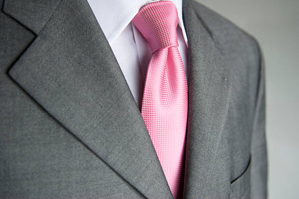 geschäftsmann hellen rosa krawatte gray suit nahaufnahme - revers stock-fotos und bilder