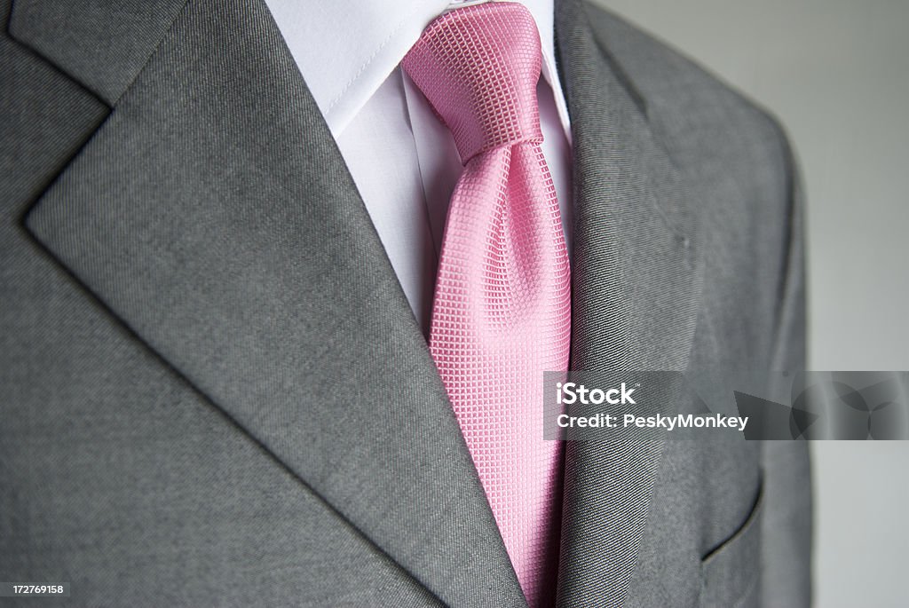 Uomo d'affari cravatta Rosa brillante abito grigio-Primo piano - Foto stock royalty-free di Completo