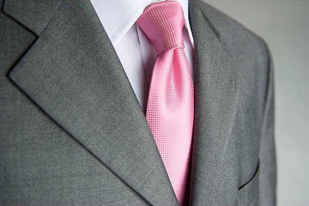 uomo d'affari cravatta rosa brillante abito grigio-primo piano - suit necktie close up gray foto e immagini stock