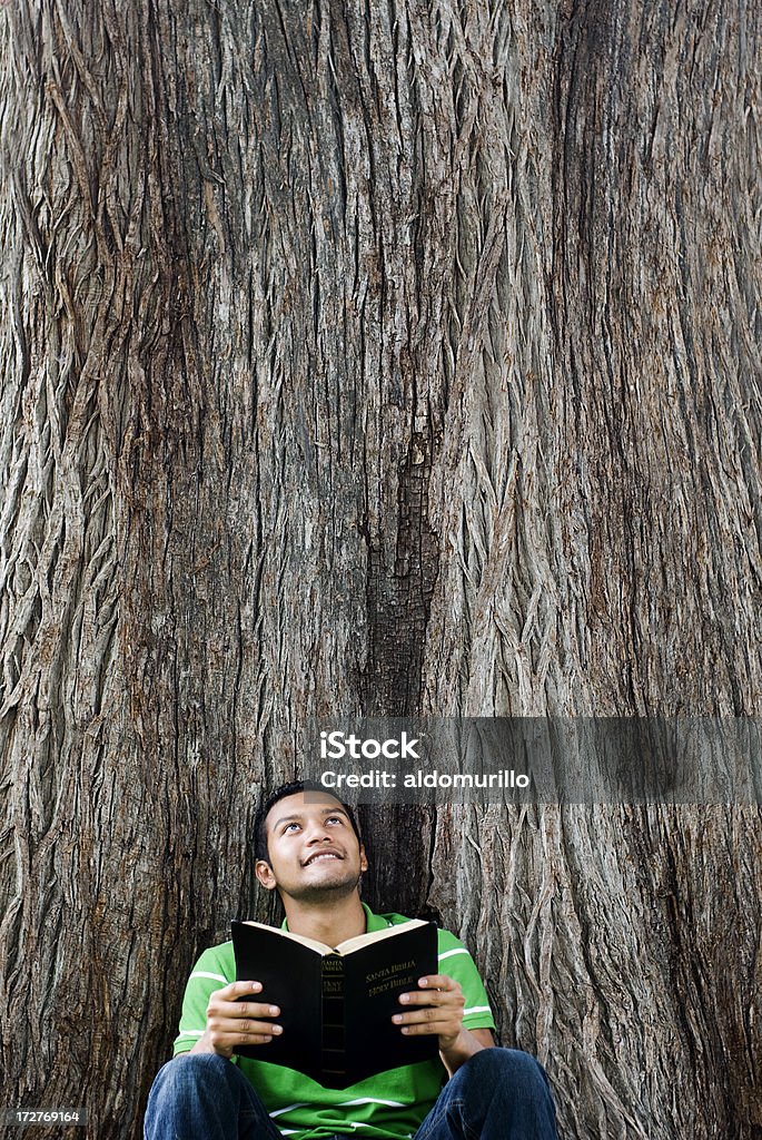 Giovane uomo spirituale - Foto stock royalty-free di Albero