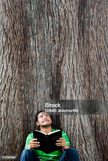 Giovane Uomo Spirituale - Fotografie stock e altre immagini di Albero - Albero, Allegro, Ambientazione esterna