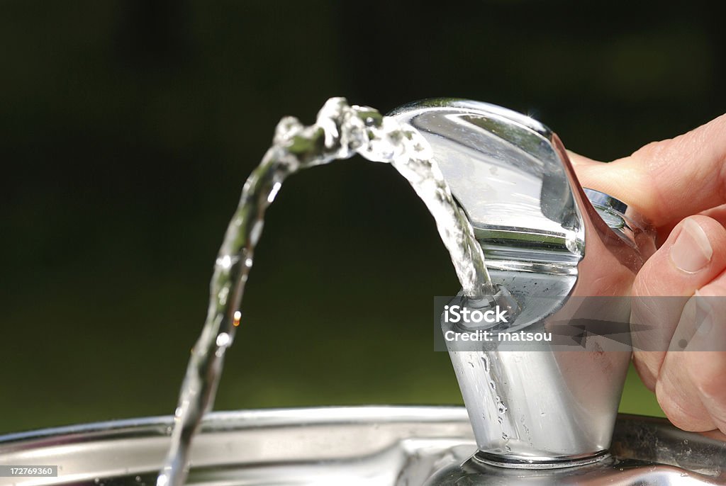 Освежающие вода фонтан - Стоковые фото Вода роялти-фри