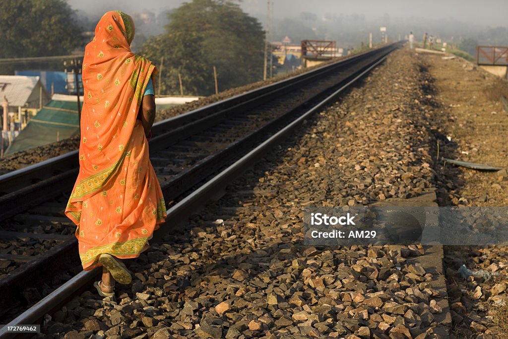 歩く女性の鉄道 - インドのロイヤリティフリーストックフォト