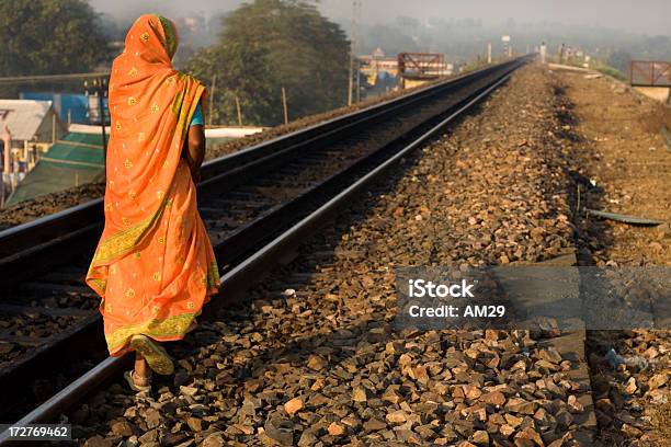 여자 걷기 있는 철도용 인도-인도아 대륙에 대한 스톡 사진 및 기타 이미지 - 인도-인도아 대륙, 기관차, 머리 스카프