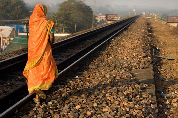 mulher caminhando na railroad - royal train - fotografias e filmes do acervo