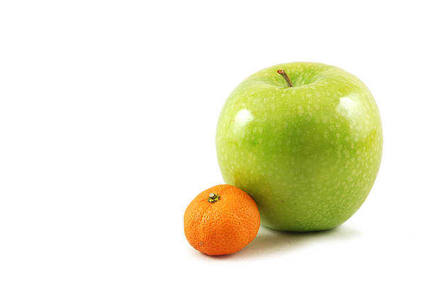 manzanas y naranjas#2 - comparison apple orange isolated fotografías e imágenes de stock