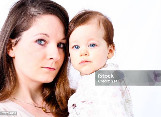 Photo libre de droit de Mère Et Fille Isolé Sur Blanc banque d'images et plus d'images libres de droit de Amour - Amour, Bébé, Bébés filles