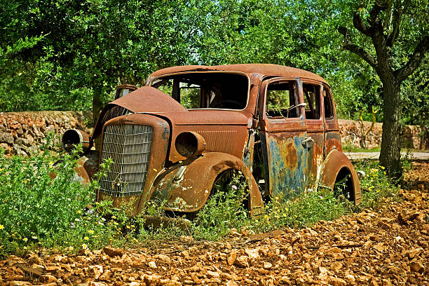 アンティークやお忘れになった - car old rusty scrap metal ストックフォトと画像