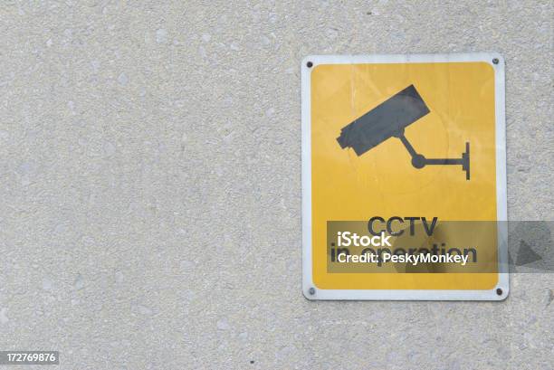 Giallo Simbolo Di Cctv Con Icona Della Telecamera Di Sicurezza Sulla Parete Di Cemento - Fotografie stock e altre immagini di Composizione orizzontale