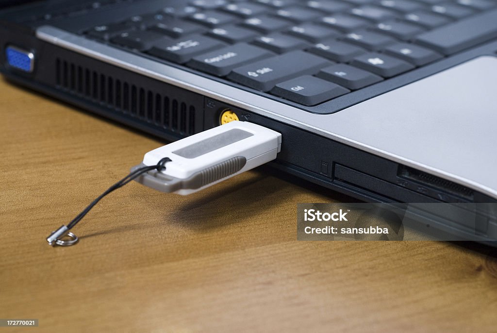 pendrive no laptop - Foto de stock de Cabo USB royalty-free