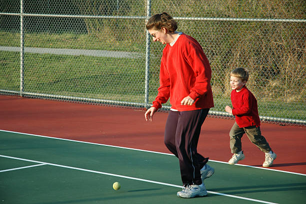 mama i syn gra na kort tenisowy - tennis court love victory zdjęcia i obrazy z banku zdjęć