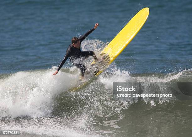 서퍼 잡기 A 흔들다 In 볼사 치카 남자에 대한 스톡 사진 및 기타 이미지 - 남자, 노랑, 롱보드 서핑