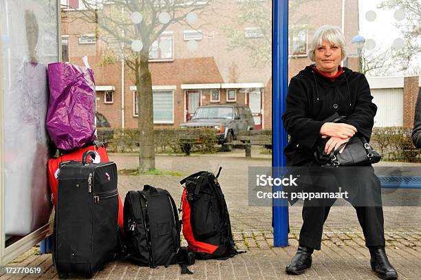 年配の女性お荷物を Busshelter - バス停留所のストックフォトや画像を多数ご用意 - バス停留所, 待つ, 旅行かばん