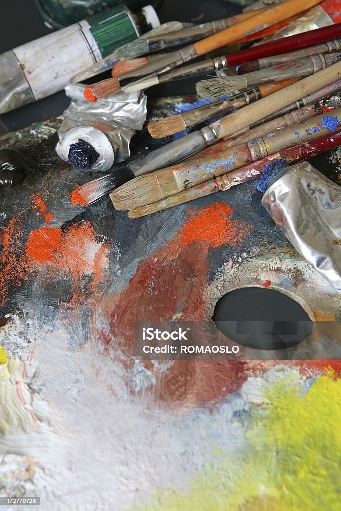 Pennelli per pittura a olio su una classica palette-XL - Foto stock royalty-free di Arte