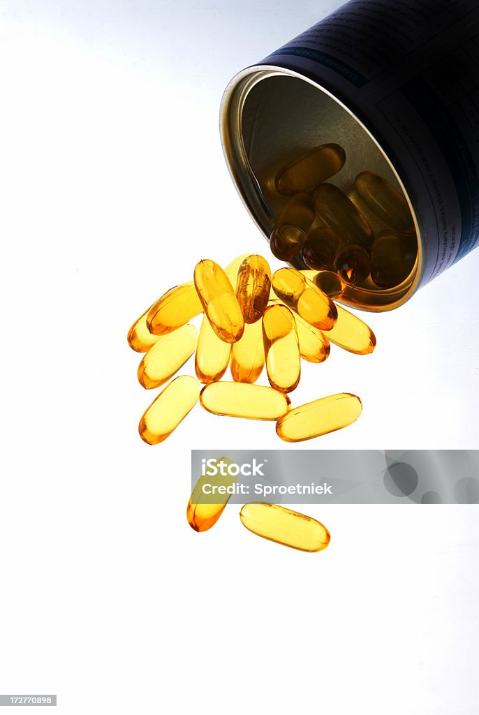 Cápsulas de color amarillo - Foto de stock de Aceite de hígado de pescado libre de derechos