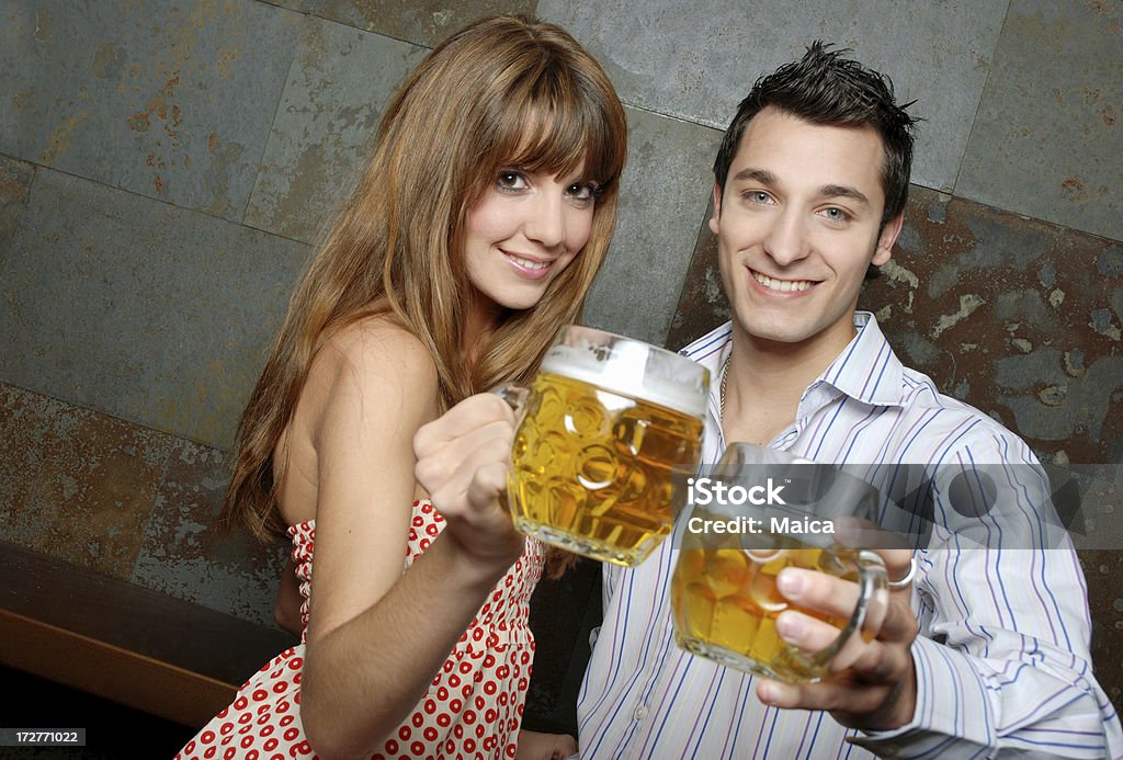 Cheers com cerveja - Foto de stock de 20 Anos royalty-free