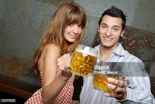Foto de Cheers Com Cerveja e mais fotos de stock de 20 Anos - 20 Anos, Adulto, Amizade