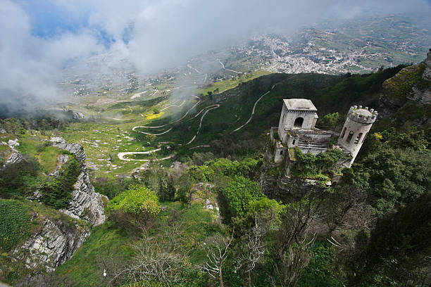 viejo castillo con green valley en erice, italia - erice fotografías e imágenes de stock