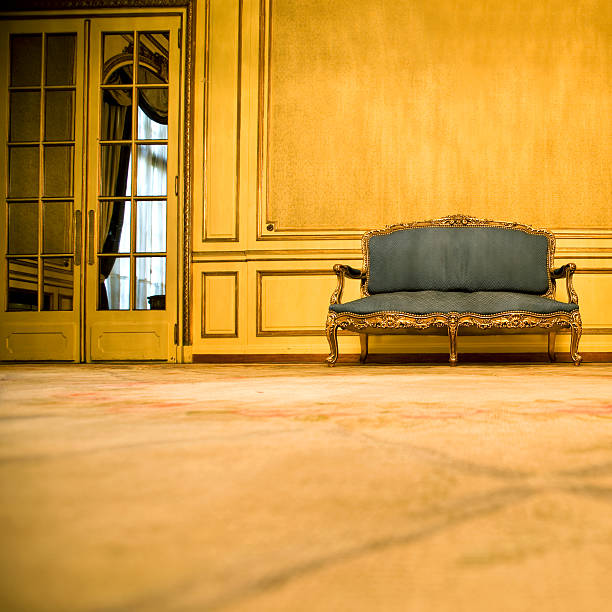 intérieur de maison - fauteuil baroque photos et images de collection