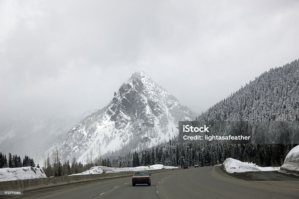 Passagem de montanha sobre condução - Royalty-free Carro Foto de stock