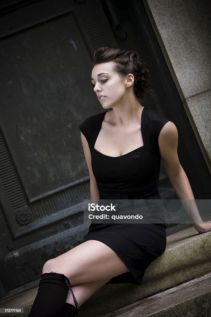 Belle et Sexy jeune femme mannequin en robe noire en plein air - Photo de Accident et désastre libre de droits