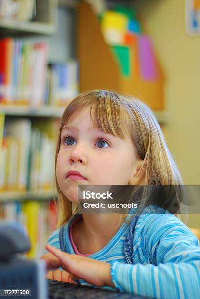 Bambina Utilizzando Un Computer Nella Biblioteca - Fotografie stock e altre immagini di Attrezzatura informatica - Attrezzatura informatica, Bambino di scuola elementare, Biblioteca