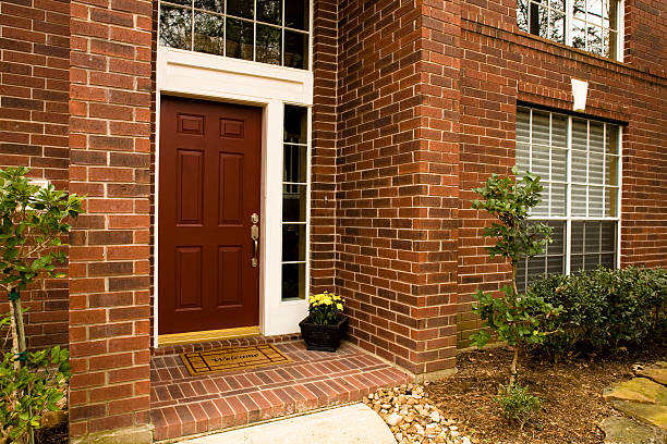 home eingang entfernt. roter backstein-haus. veranda. - front door front stoop house yellow stock-fotos und bilder