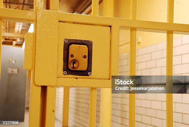 Puerta De Celda De Prisión Foto de stock y más banco de imágenes de Barras de Celda de Prisión - Barras de Celda de Prisión, Acorralado, Bloque - Forma