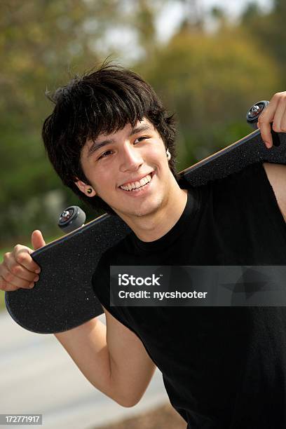 Skateboarder Teenager Junge Mit Skateboard Stockfoto und mehr Bilder von Aktiver Lebensstil - Aktiver Lebensstil, Athlet, Einfaches Leben