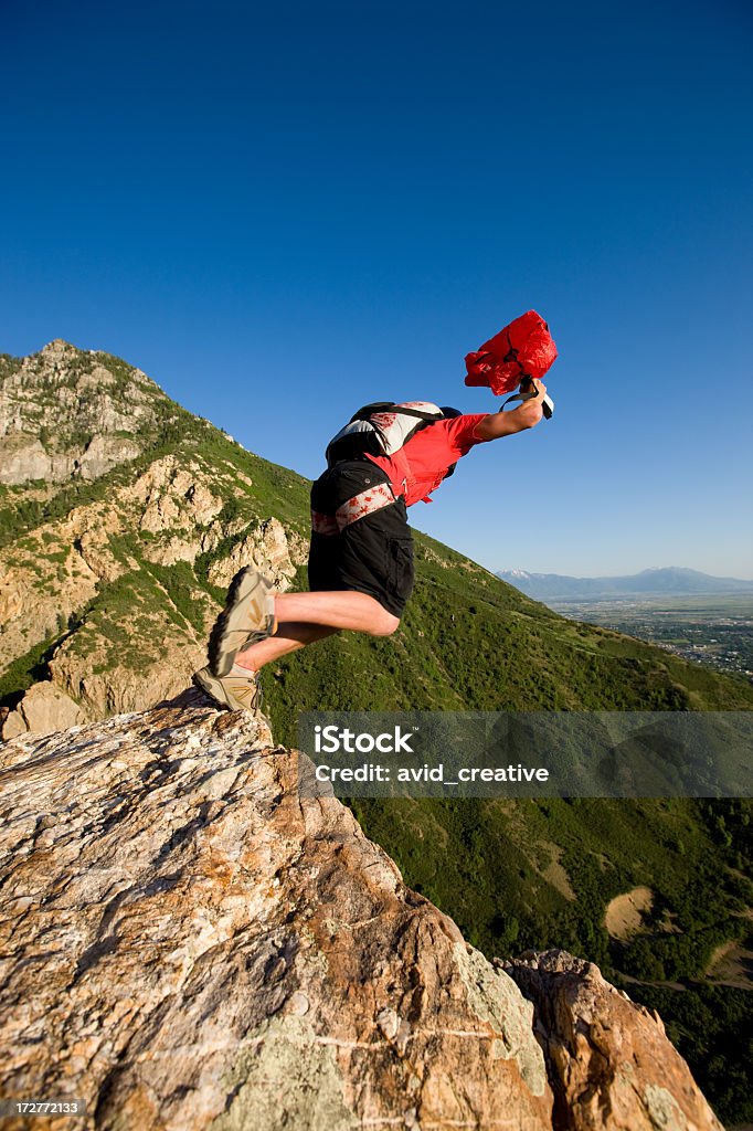 I salti di Cliff Jumper di BASE - Foto stock royalty-free di Acrobazia