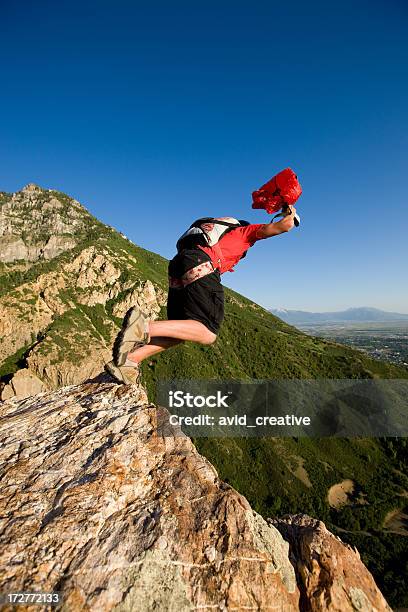 I Salti Di Cliff Jumper Di Base - Fotografie stock e altre immagini di Acrobazia - Acrobazia, Adulto, Ambientazione esterna