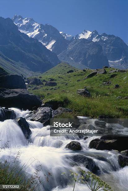 Flusso - Fotografie stock e altre immagini di Acqua - Acqua, Cascata, Catena del Caucaso