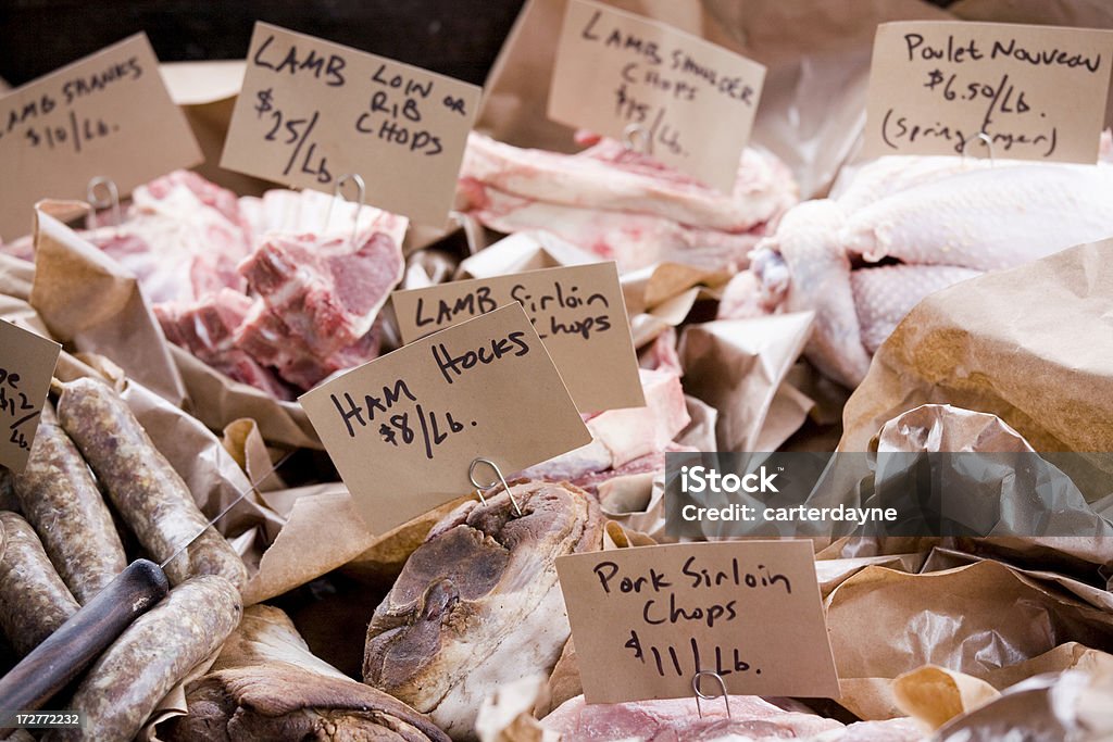 Découpe de viande à un marché en plein air - Photo de Boucherie libre de droits