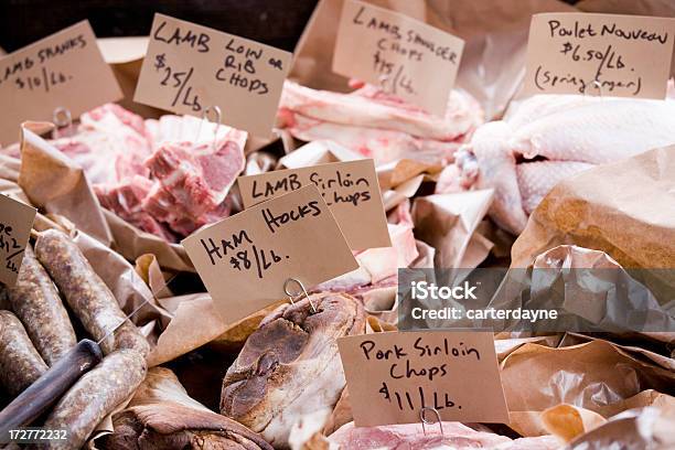 Photo libre de droit de Découpe De Viande À Un Marché En Plein Air banque d'images et plus d'images libres de droit de Boucherie - Boucherie, Jarret, Marché - Établissement commercial