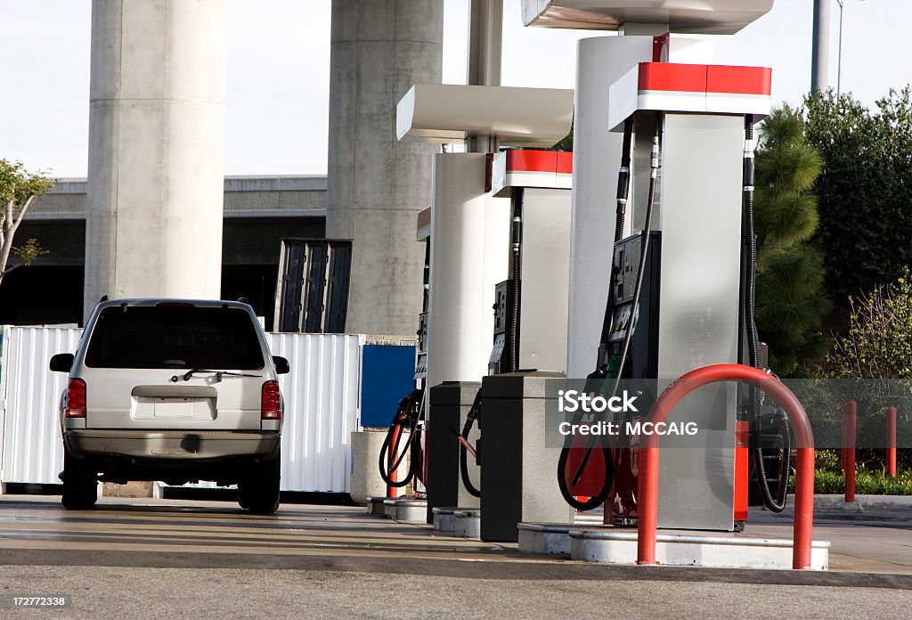 Stazione di rifornimento - Foto stock royalty-free di Prezzo della benzina