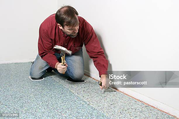 Trabajo De Cincelado Foto de stock y más banco de imágenes de Moqueta - Moqueta, Relleno - Ropa protectora deportiva, Instalar