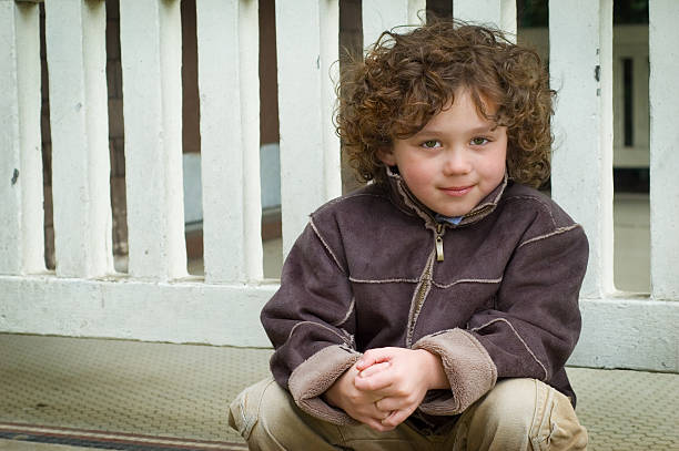 Ragazzino seduto - foto stock