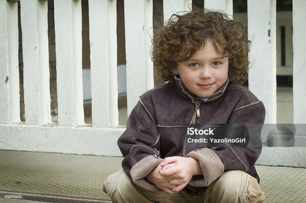 Mały chłopiec siedzący - Zbiór zdjęć royalty-free (Chłopcy)