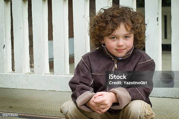 Mały Chłopiec Siedzący - zdjęcia stockowe i więcej obrazów Chłopcy - Chłopcy, Pomoc potrzebującym, Zielone oczy