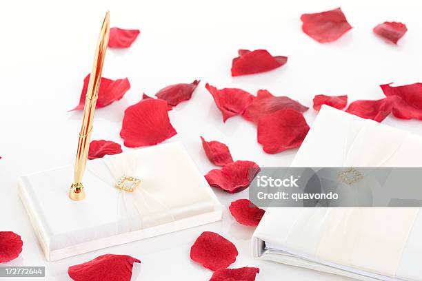 Blanco Brillante De Boda Bolígrafo Y Libro De Los Huéspedes Con Pétalos De Rosa Foto de stock y más banco de imágenes de Invitado de boda