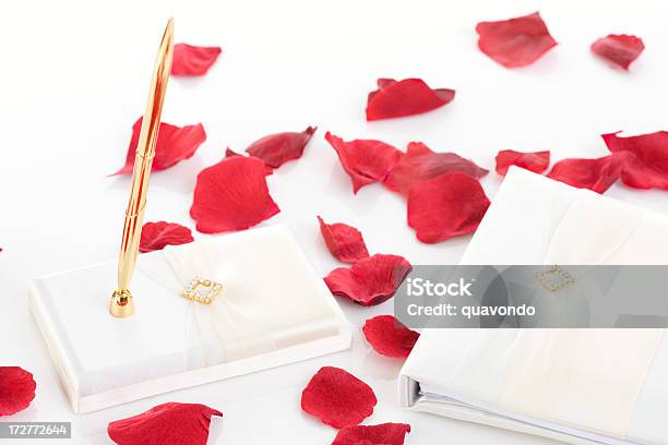 Branco Brilhante Casamento Caneta E Livro De Visitas Com Pétalas De Rosa - Fotografias de stock e mais imagens de Convidado de Casamento