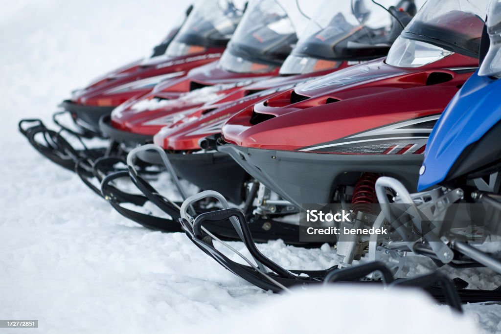 Snowmobiles の列 - スポーツ スノーモービルのロイヤリティフリーストックフォト