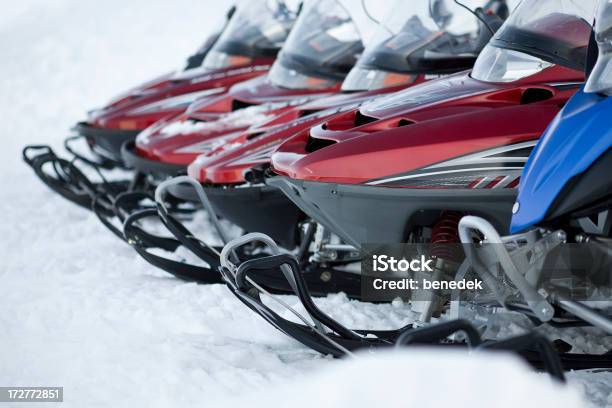 Snowmobiles の列 - スポーツ スノーモービルのストックフォトや画像を多数ご用意 - スポーツ スノーモービル, エクストリームスポーツ, クローズアップ