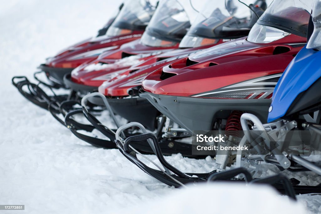 Motos de neve em uma fileira - Foto de stock de Snowmobiling royalty-free