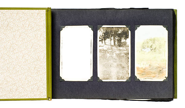 album lama dengan tiga foto - halaman kertas foto potret stok, foto, & gambar bebas royalti