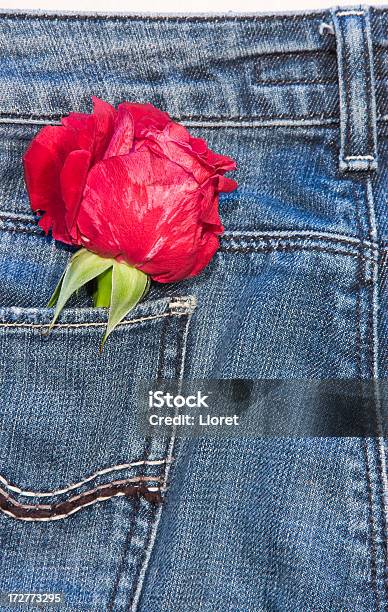 Rosas Rojas En Bolsillo Foto de stock y más banco de imágenes de Aniversario - Aniversario, Azul, Belleza
