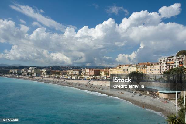 Vista Della Spiaggia Di Nizza Costa Azzurra - Fotografie stock e altre immagini di Abbronzarsi - Abbronzarsi, Alpi Marittime, Baia degli Angeli