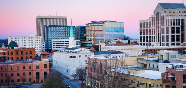 vista do horizonte da cidade de inverno de greenville, carolina do sul, eua - greenville south carolina south carolina office building skyscraper - fotografias e filmes do acervo